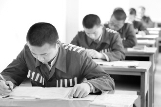 河南第一监狱组织参加自考 63名服刑人员获文凭1