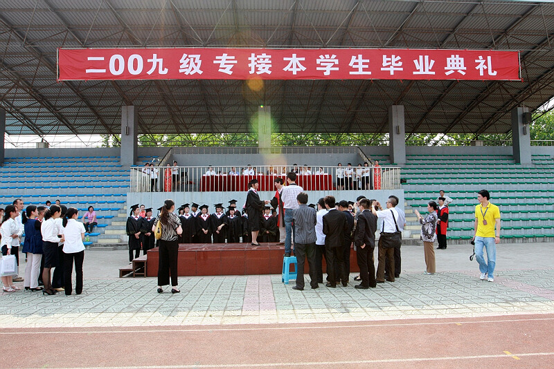 江苏无锡40名自考生戴上名校学士帽4