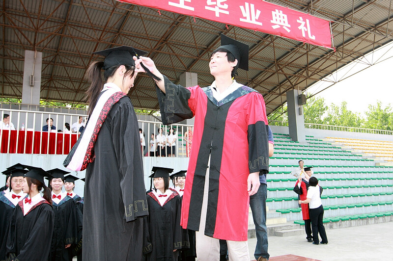 江苏无锡40名自考生戴上名校学士帽3