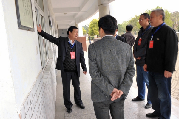 安徽淮北市政府、教育局领导视察2013年4月自考情况1
